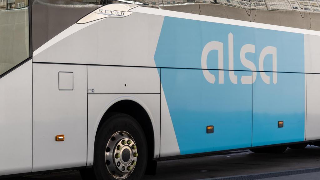 Imagen de un autobús Alsa.