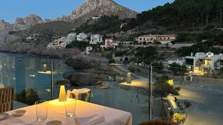 La terraza que dirige Santi Taura en una cala una tranquila cala de Mallorca con cocina de la isla