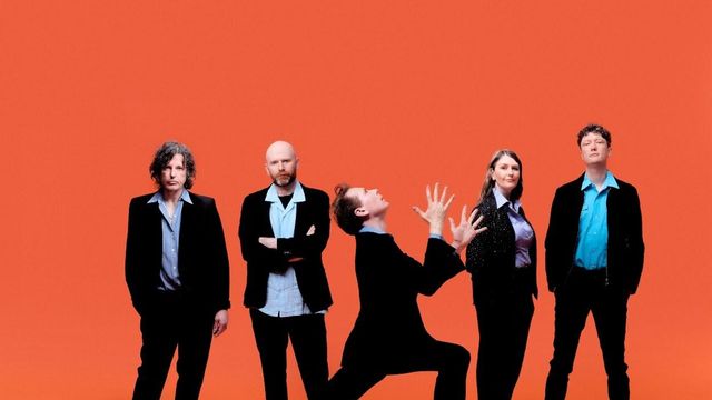 Alex Kapranos (centro), junto al resto de miembros de Franz Ferdinand en una foto promocional