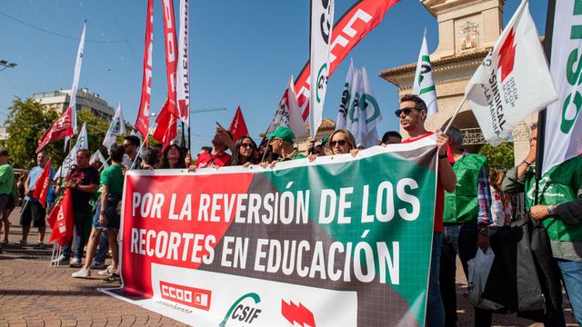 Por la reversión de los recortes en educación, podía leerse en la pancarta desplegada en Albacete.