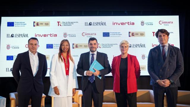 Cristina Murgas, directora de Comunicación del Área Financiera e Institucional de Quum, Mª del Carmen Gago de la Cruz, dirección de Empresas Campo de Gibraltar y Ceuta de Caixabank, Adrián Fernández-Romero, managing partner de Crowe Andalucía y Daniel Rossell, CEO de Senator Hotels & Resorts.