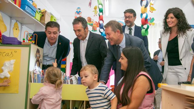 El presidente de Castilla-La Mancha, Emiliano García-Page, este jueves en la Escuela Infantil de Madrigueras (Albacete).