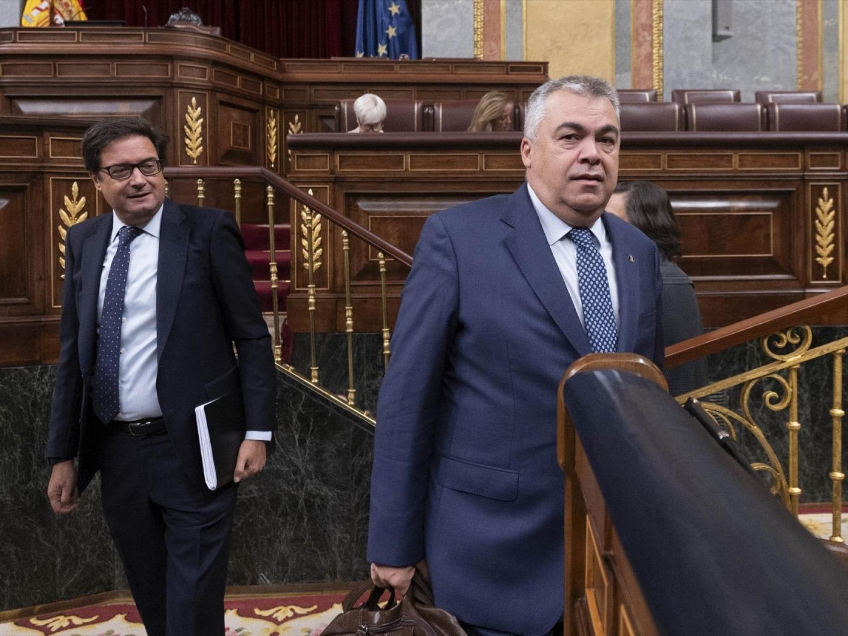 El secretario de Organización del PSOE, Cerdán, el miércoles en el Congreso, observado por el ministro Óscar López.