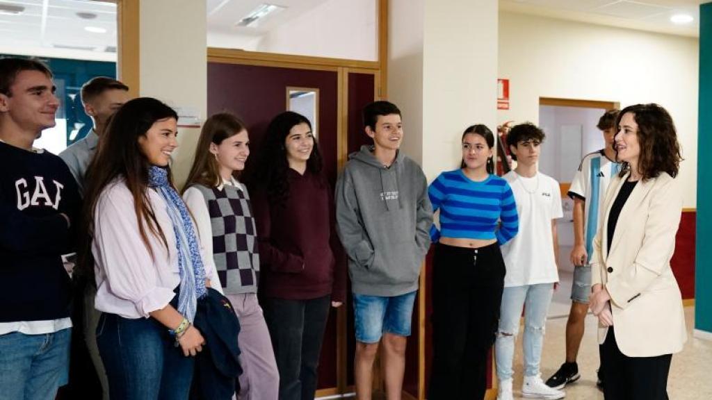 Isabel Díaz Ayuso en la visita a un centro de educación Secundaria.