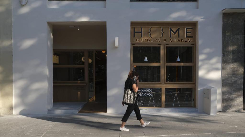 Fachada del primer Home Burgers, en la plaza de Manuel Becerra.