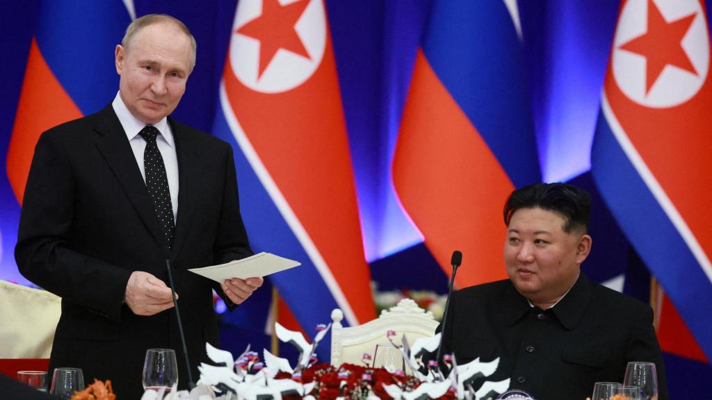 Vladímir Putin y Kim Jong-un durante un encuentro en Piongyang en junio del año pasado.