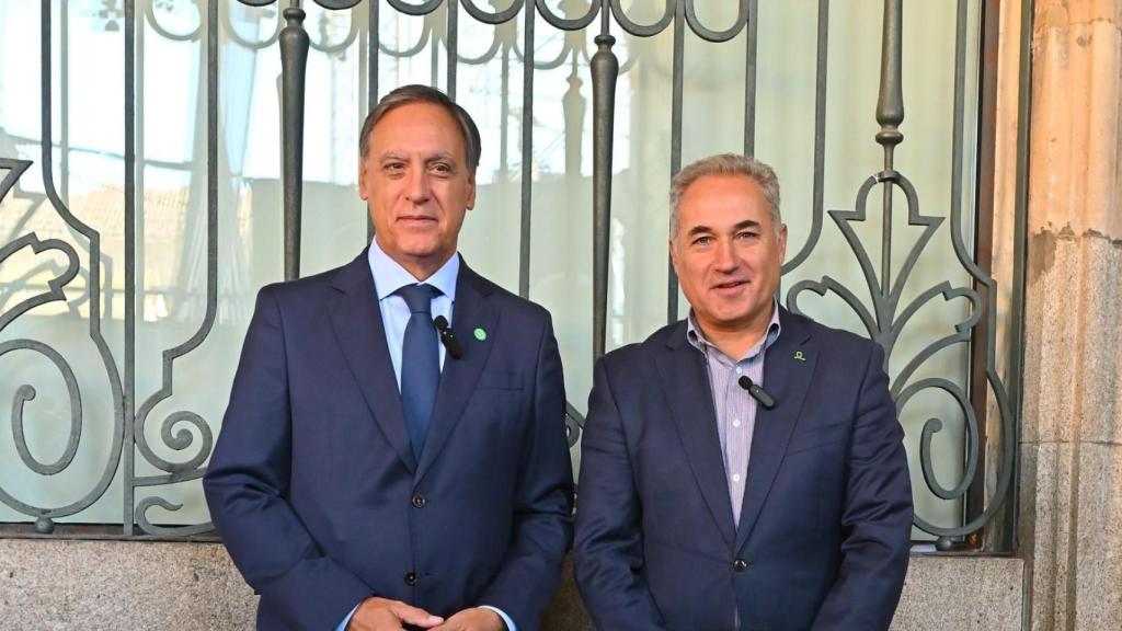 El alcalde de Salamanca, Carlos García Carbayo, junto la presidente de la AECC Salamanca, Ángel Losada