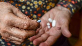 La pastilla barata y común en España que emerge como el nuevo 'grial' contra el envejecimiento