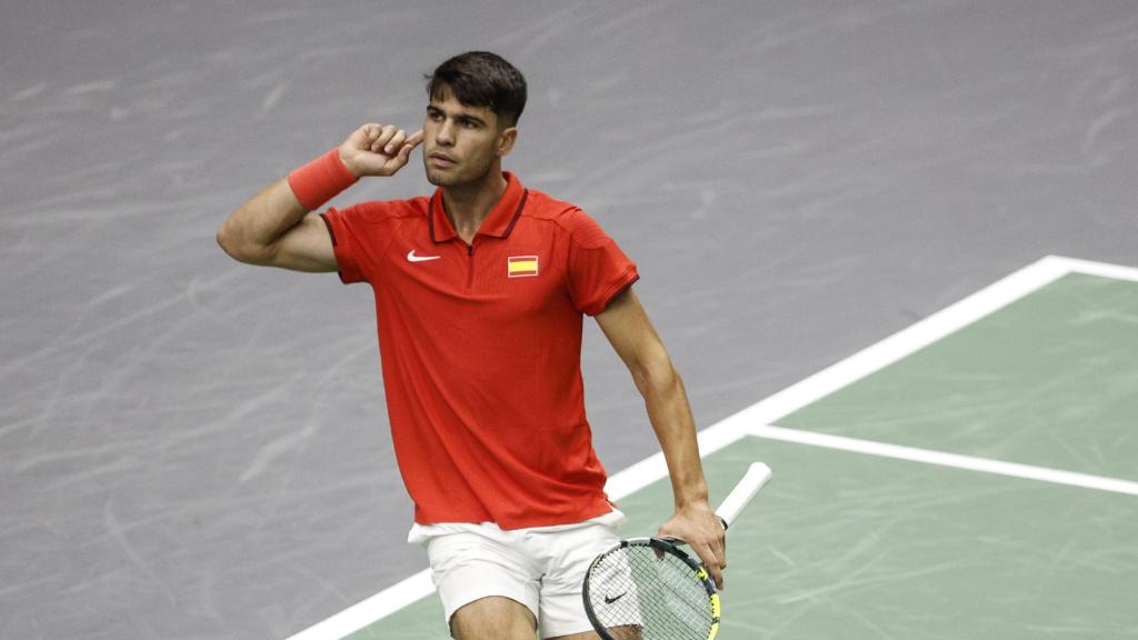 Carlos Alcaraz celebra un punto.