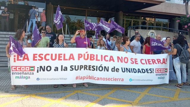 Movilización de las familias frente a la delegación de Educación.
