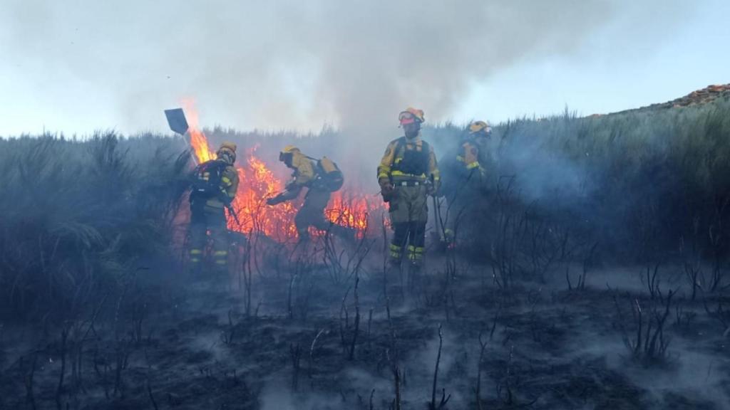 imagen de archivo de bomberos trabajando en la extinción del fuego en el Parque Natural Baixa Limia-Serra do Xurés.