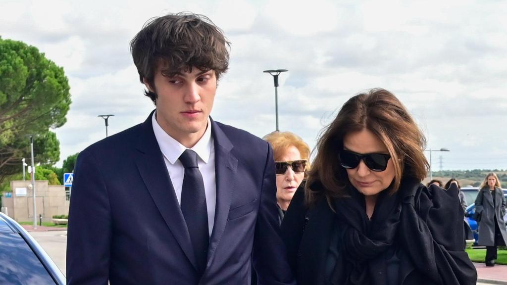 Nuria González junto a su hijo, Iván, tras el fallecimiento de Fernández Tapias.