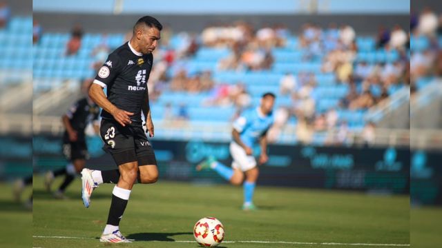 Dani Romera conduce el balón durante el encuentro.