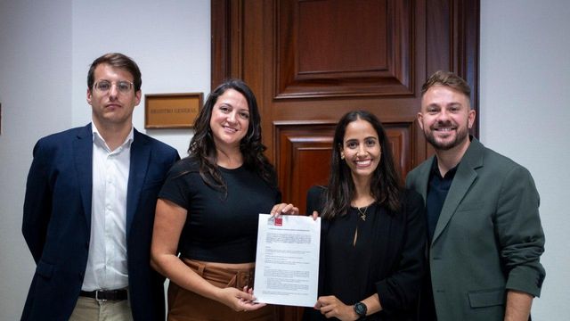 Jorge Pueyo junto a otros diputados de Sumar,  durante la presentación de la enmienda.
