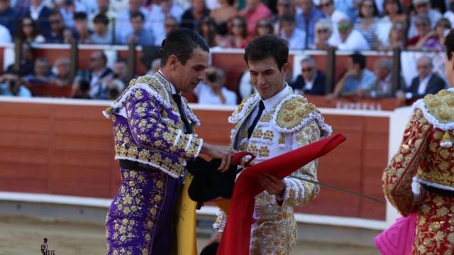 Samuel Navalón recibe la alternativa de manos del matador José María Manzanares.
