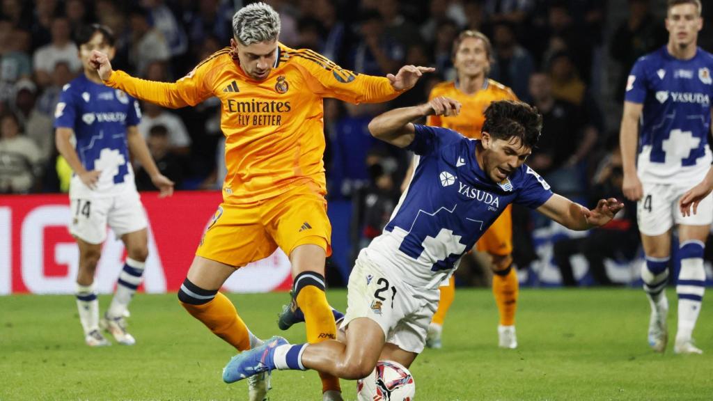 Fede Valverde pugna un balón con Aguerd.