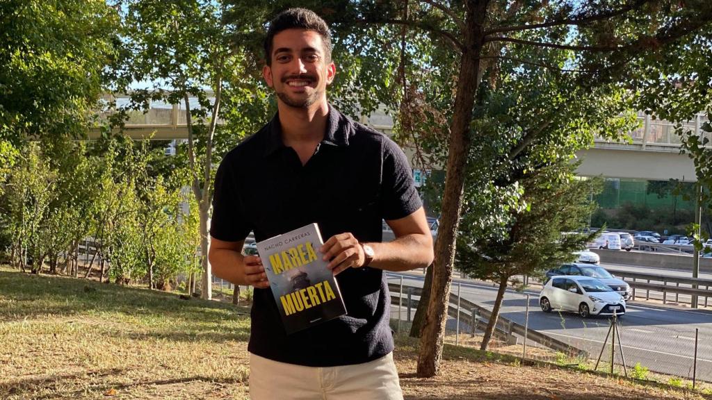 Nacho Carreras con su última novela, Marea Muerta