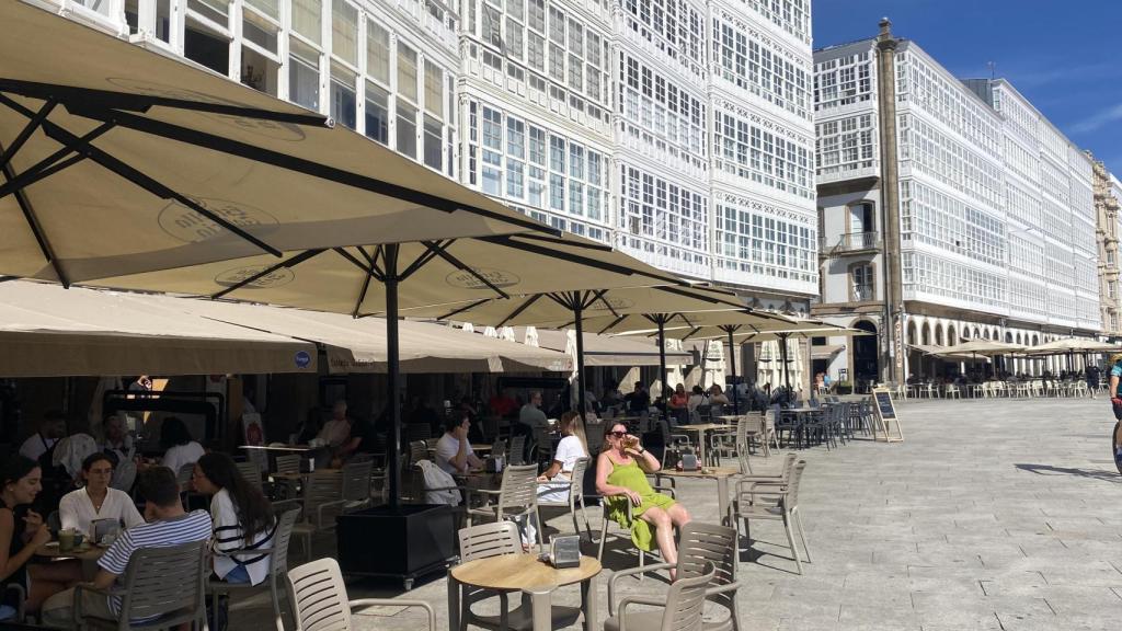 Los coruñeses un día de verano en las terrazas de La Marina