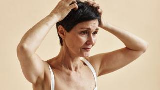 El cabello pierde consistencia a partir de los 50.