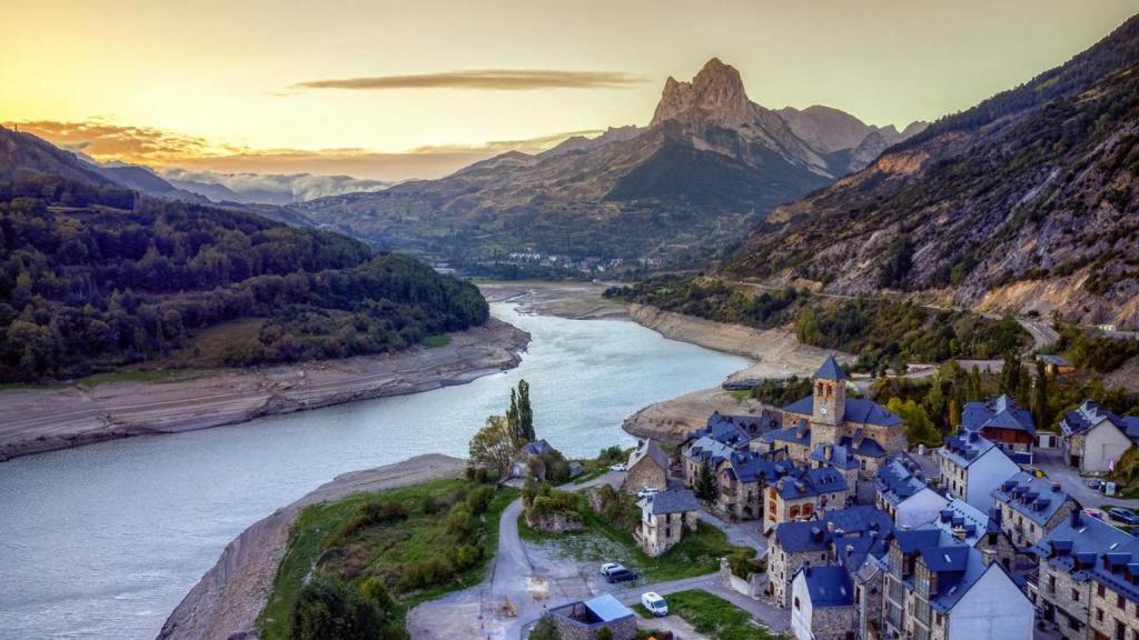 Panorámica de Lanuza y el embalse del río Gallego, Huesca.