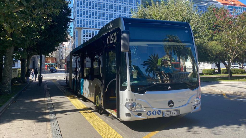 Nuevo autobús articulado de Alsa en A Coruña.