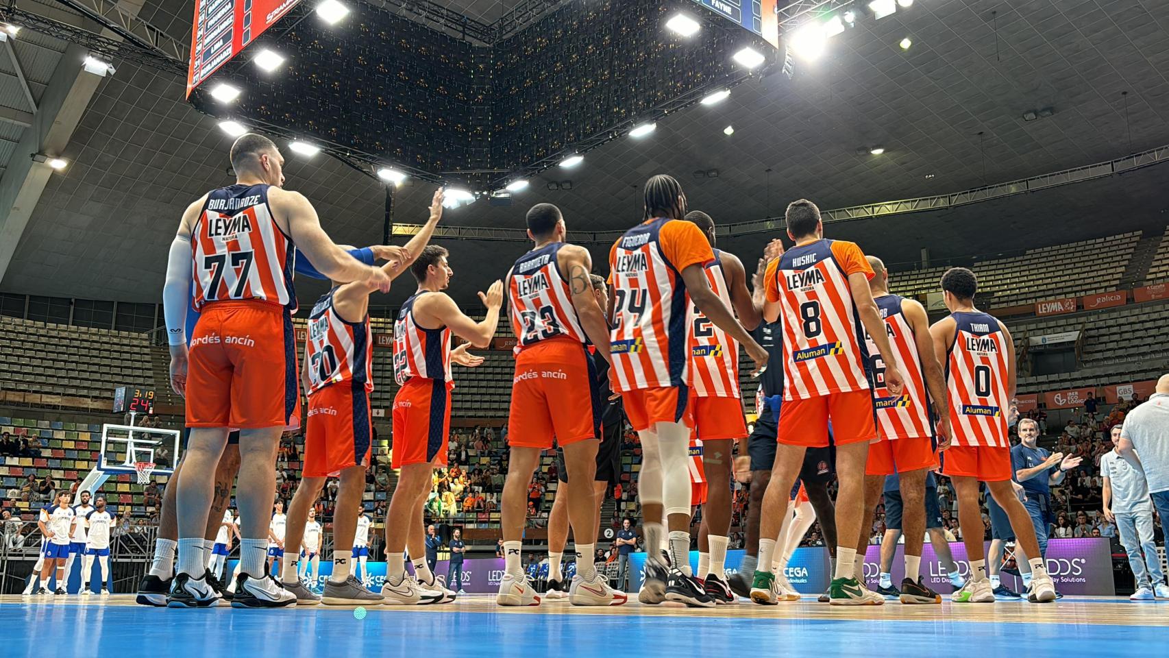 Plantilla Basquet Coruña en el partido contra el FC Porto. Imagen de archivo