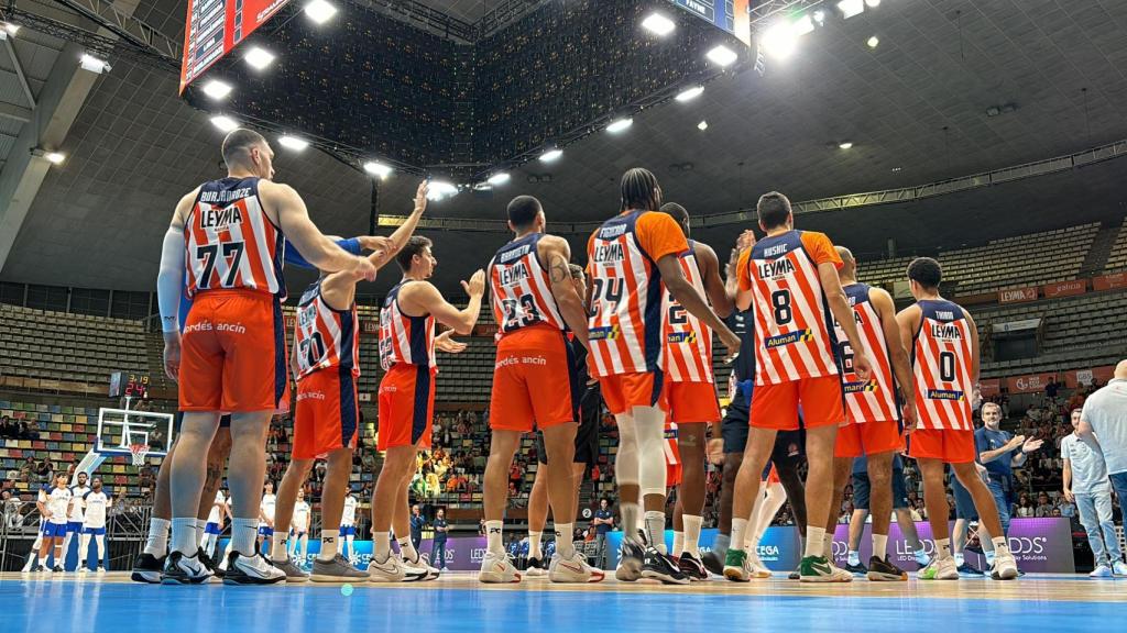Plantilla Basquet Coruña en el partido contra el FC Porto. Imagen de archivo