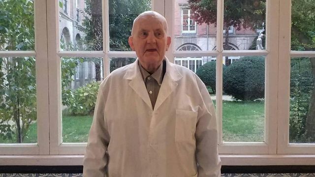 Ángel Sierra posa en el colegio