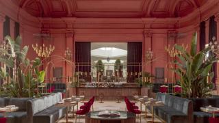 El increíble hotel de 4 estrellas con biblioteca dentro y una vidrieras históricas que abre en Madrid