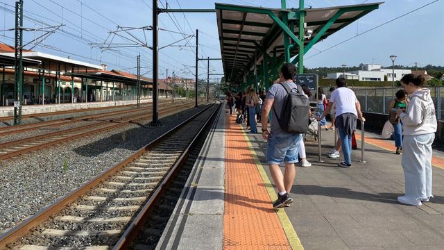 Imagen de archivo de pasajeros en el andén de una estación