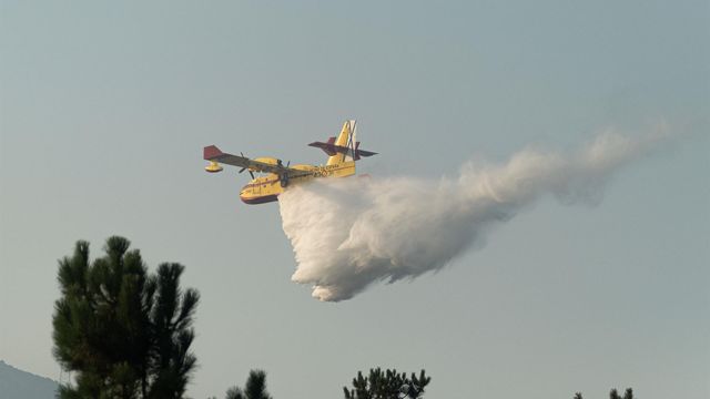 Un hidroavión actuando en un incendio en Galicia.
