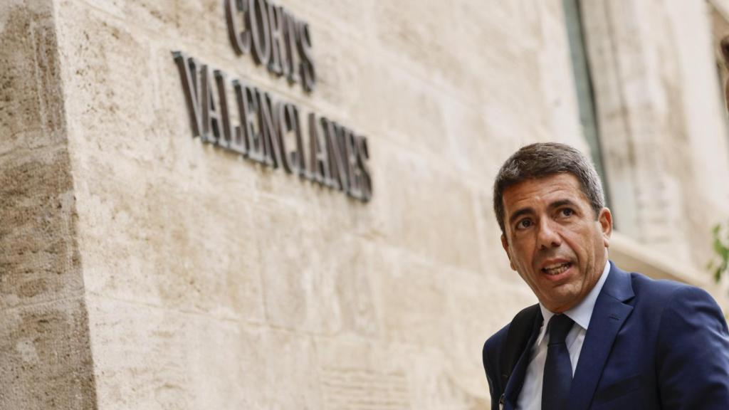 El president de la Generalitat, Carlos Mazón, afronta su primer debate sobre el estado de la Comunitat Valenciana. En la imagen Mazón a su llegada a Les Corts. EFE/Biel Alino