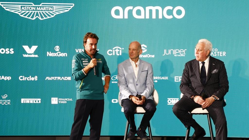 Fernando Alonso, Adrian Newey y Lawrence Stroll, en la sede de Aston Martin
