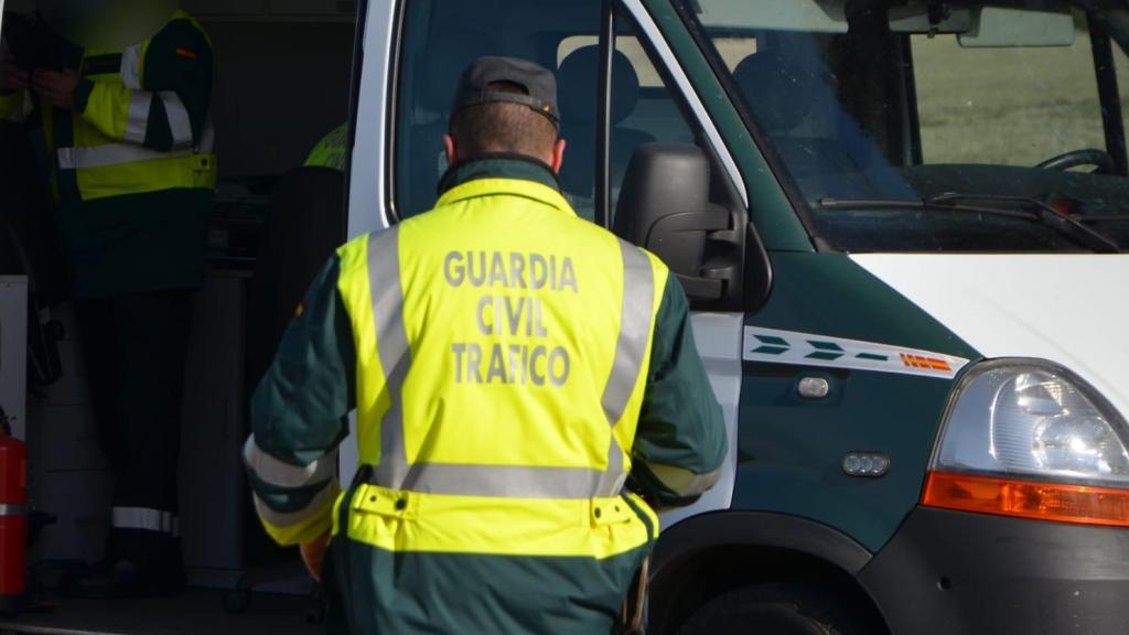 Guardia Civil de Tráfico realizando un test de drogas