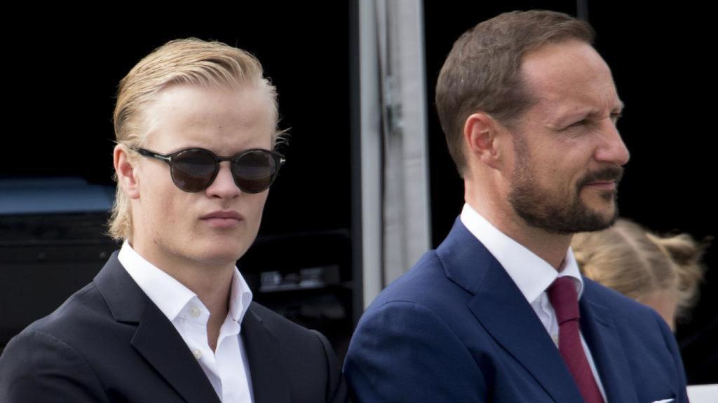 Marius Borg y el príncipe heredero Haakon Magnus de Noruega.