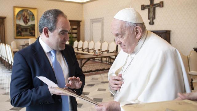 Fernando Redondo junto al Papa Francisco en el Vaticano.