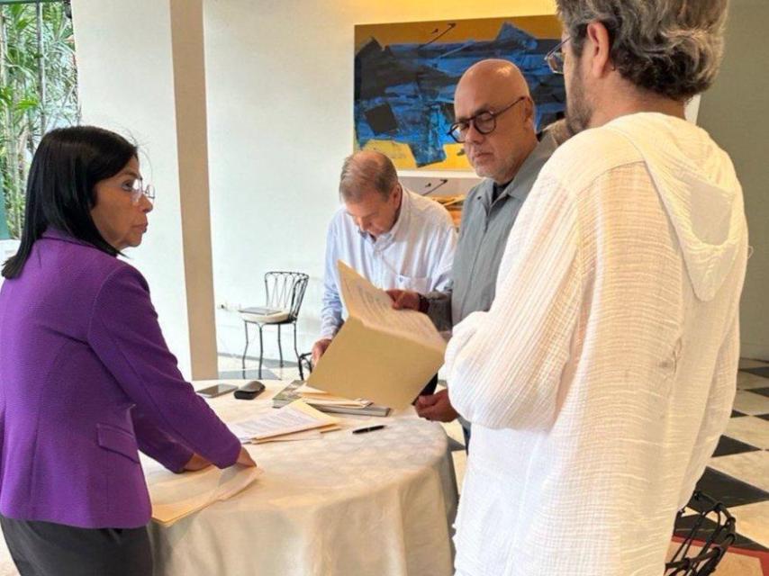 Delcy Rodríguez, Edmundo González, Jorge Rodríguez y el embajador español, Ramón Santos, en la sede diplomática española en Caracas, el pasado 18 de septiembre.