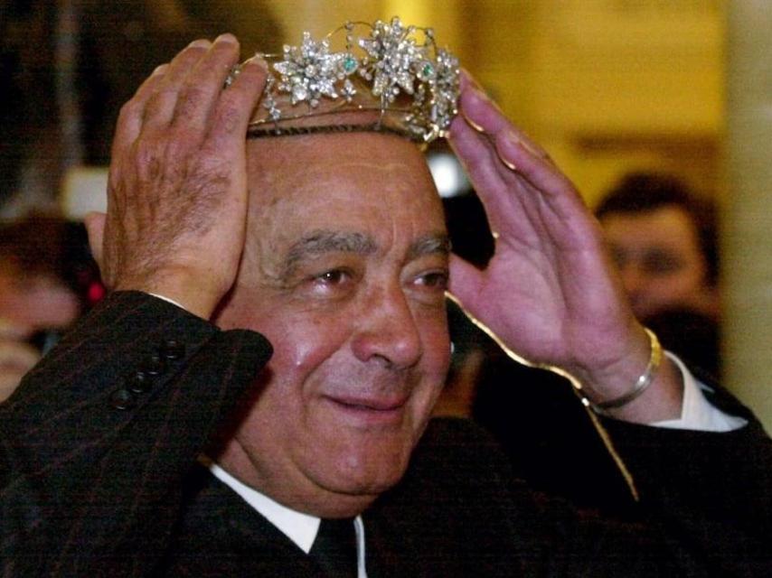 Al Fayed coloca una corona en un acto público.