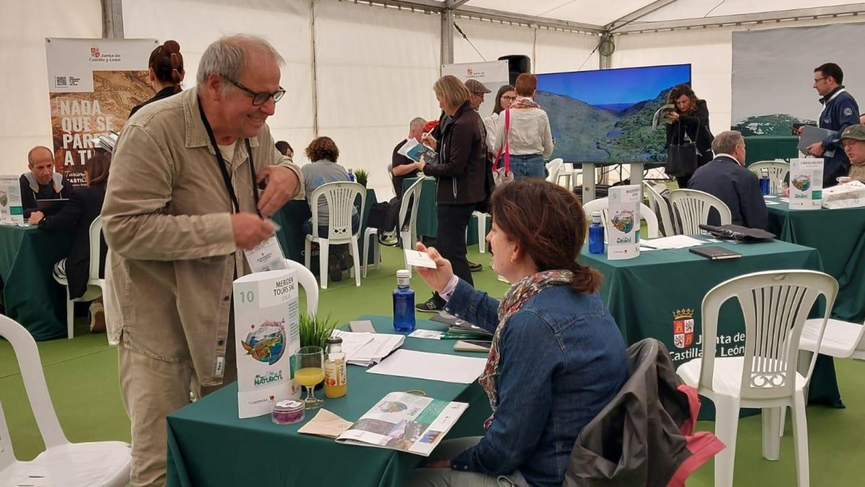 El concejal de Turismo del Ayuntamiento de Zamora, Cristoph Strieder conversando durante un evento turístico.