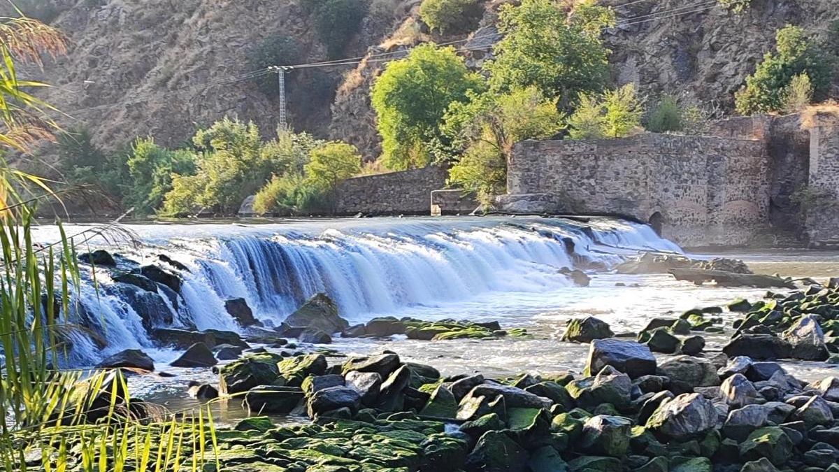 El río Tajo, cada vez más seco a su paso por Toledo