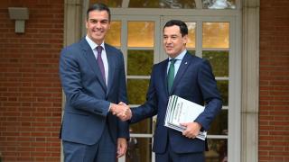 El presidente de la Junta de Andalucía, Juanma Moreno, saluda a Pedro Sánchez a su llegada a Moncloa.