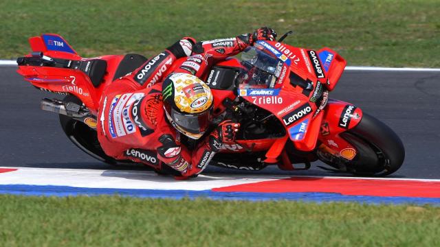 Pecco Bagnaia, con su nuevo casco de tortellini, traza un viraje con su GP24 en el circuito de Misano.