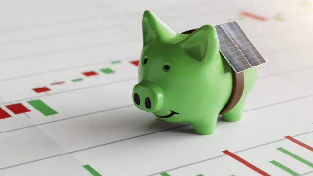 Hucha de cerdito verde con paneles solares a su espalda: 'ahorro sostenible'.