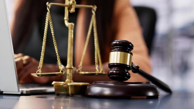 Detalle de la mesa de un despacho de abogados.