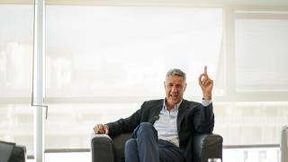 Xavier García Albiol, alcalde de Badalon (PP), entrevistado por EL ESPAÑOL en su despacho.