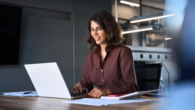 Una mujer trabaja en una oficina, en una imagen de Shutterstock.