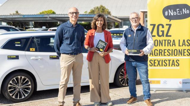 La consejera de Políticas Sociales, Marian Orós. Sergio Artal (Cooperativa de taxis) y Miguel Ángel Perdiguero (Asociación provincial autotaxi).