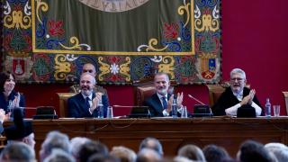 El rey Felipe VI presidiendo la apertura del curso universitario en Zaragoza, junto a el presidente del Gobierno de Argón y el rector de la institución.