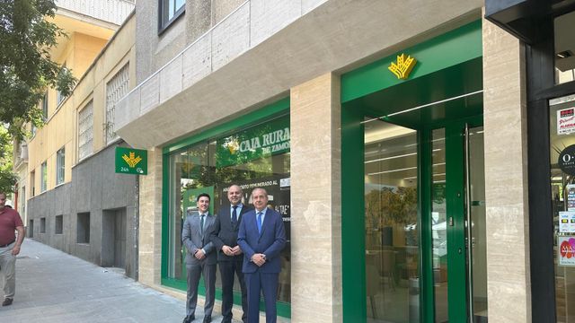 Juan Salvador Santamaría, director Urbana 3 Madrid, Alejandro Hidalgo, jefe área de Expansión y Cipriano García, director General, en la inauguración de la nueva oficina