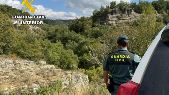 Un agente de la Guardia Civil trabajando en un operativo